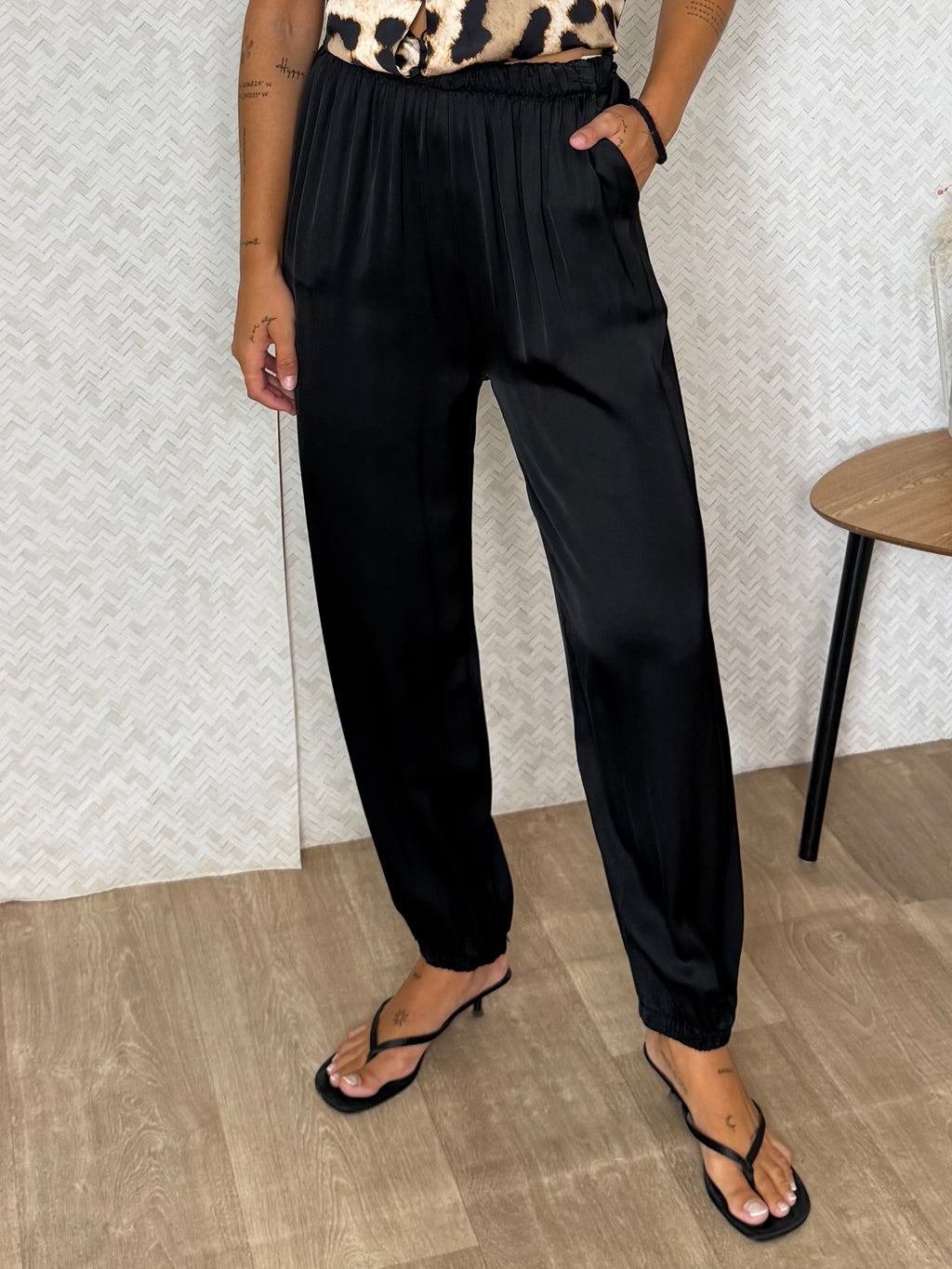 PANTALÓN SATÉN BOMBACHO NEGRO